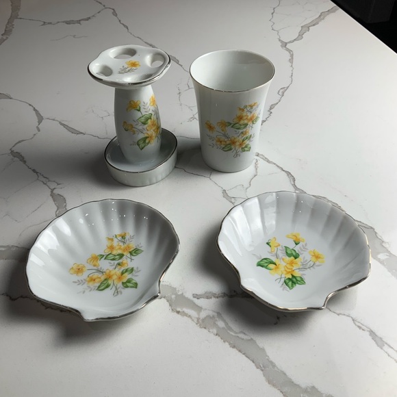 Artmark Other - Vintage Floral Bathroom Set